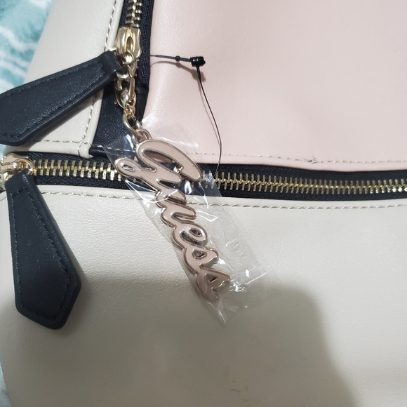 GUESS backpack - Picture 2 of 4